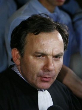 Právník rodinHalimi Francis Szpiner před pařížským soudem.